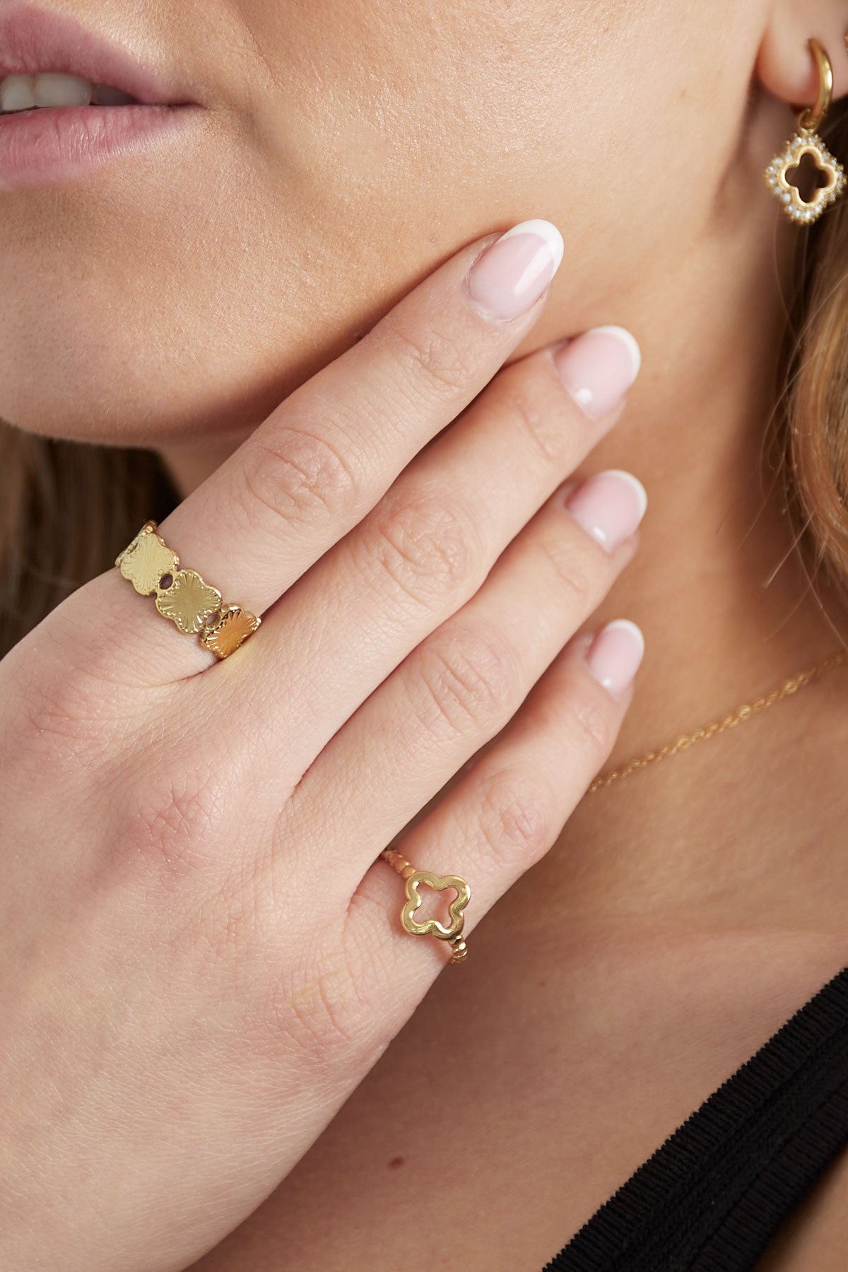 twisted ring with clover