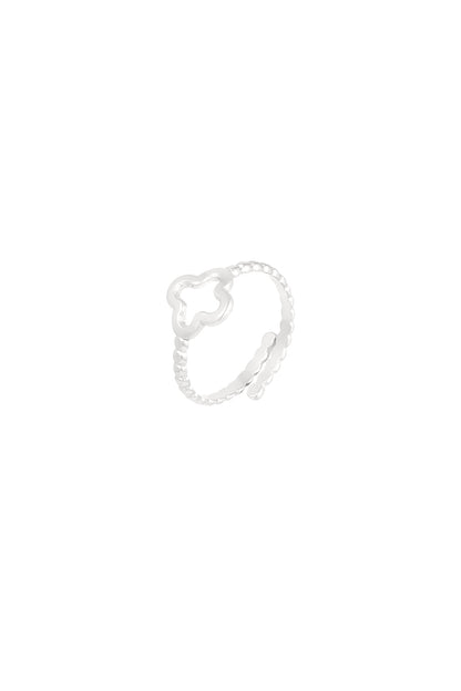 twisted ring with clover