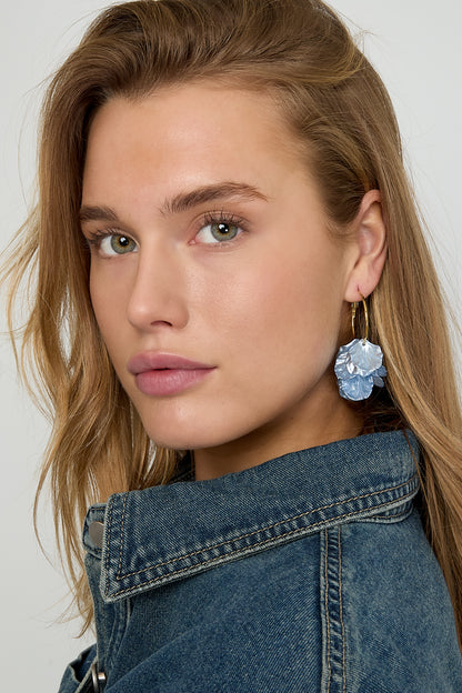 Hoop earrings with mother-of-pearl leaves
